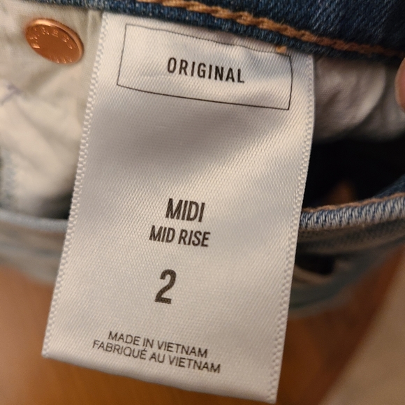 Express Midi Mid-Rise Light Blue Jean Shorts in Size 2 - Picture 4 of 5